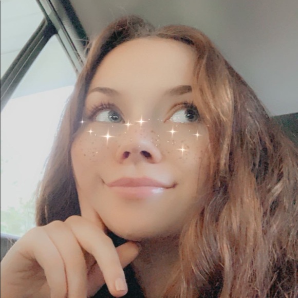 Meet your posher!! - Picture 3 of 4